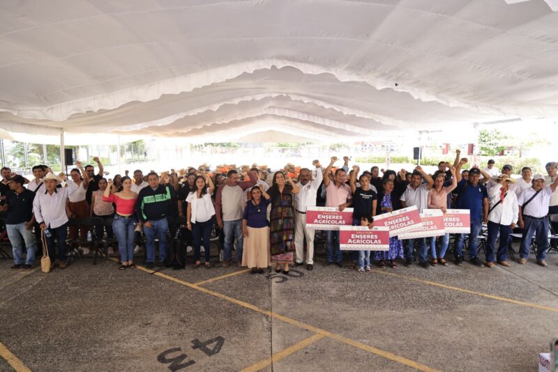 Beneficia gobernadora a trabajadores del campo con enseres agrícolas