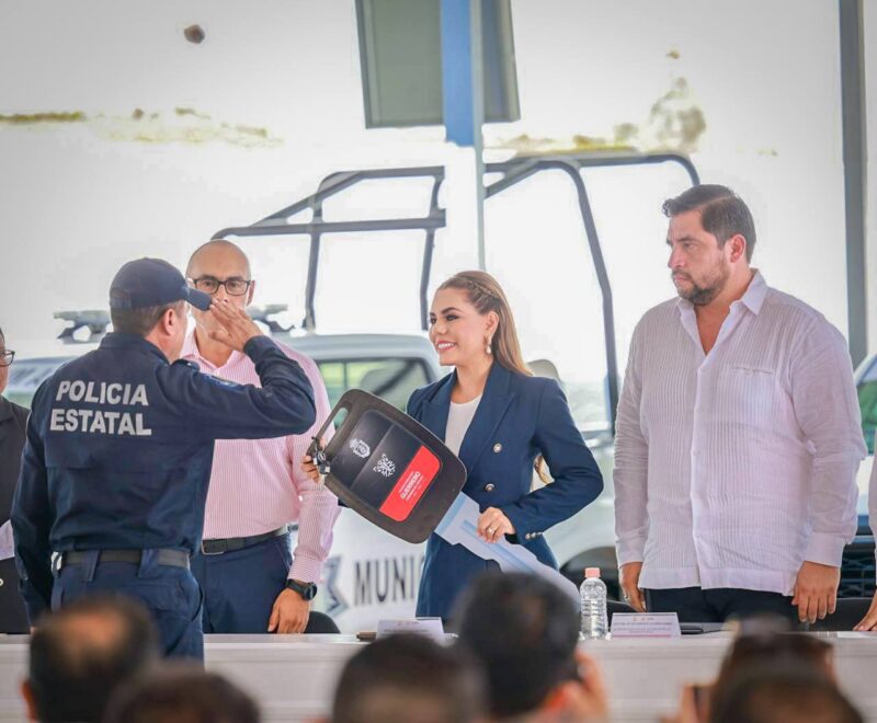 Entrega Evelyn Salgado equipo para seguridad en Guerrero