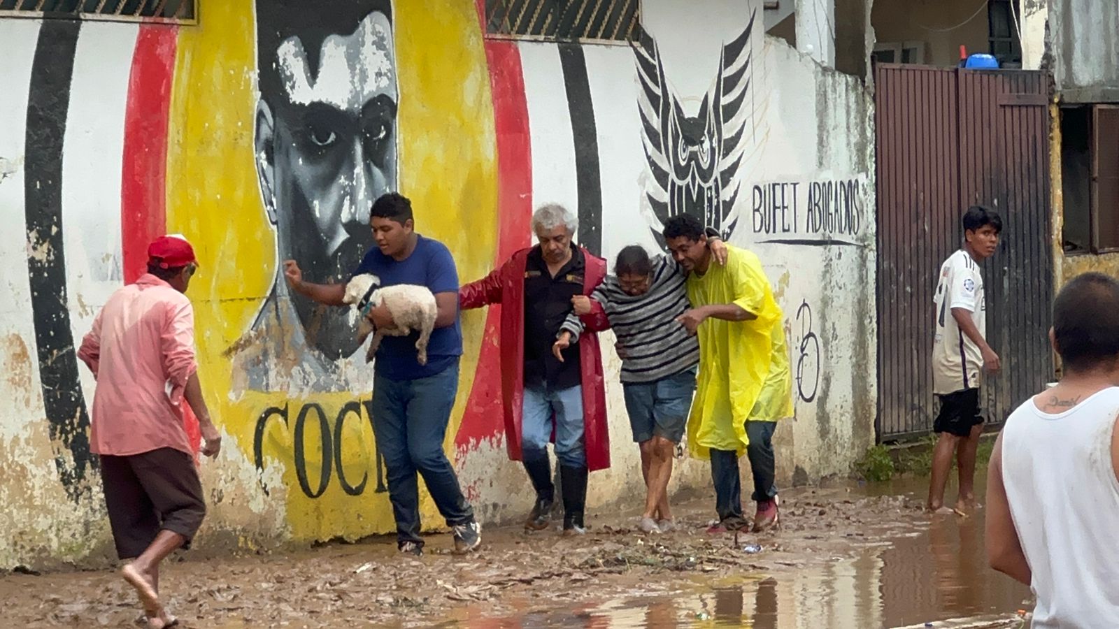 Van más de mil personas rescatadas de inundaciones en Acapulco