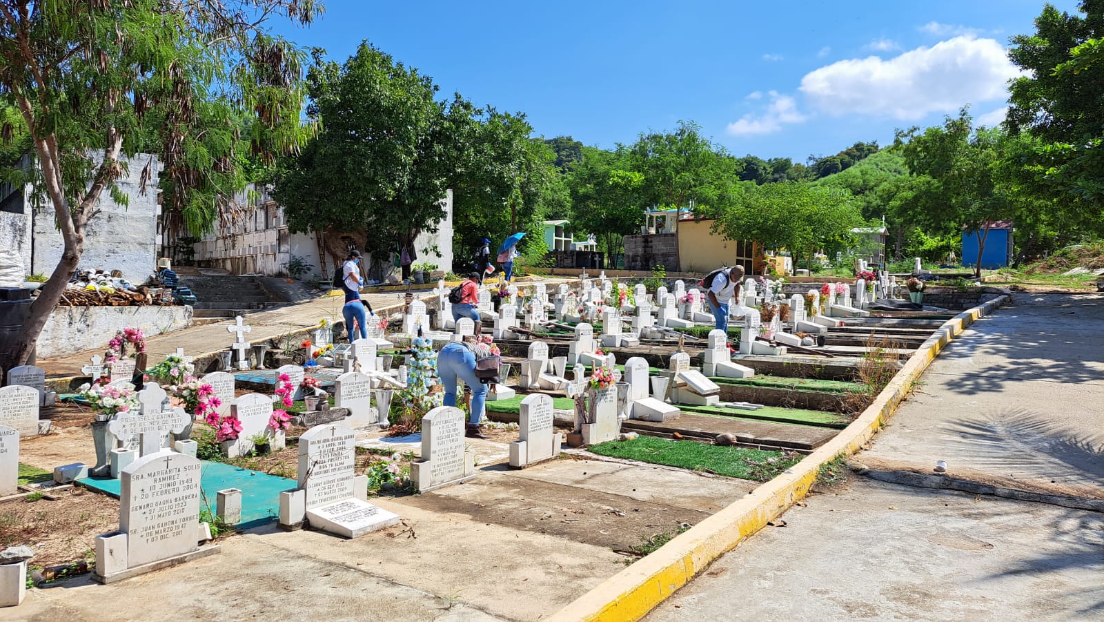 Gobierno de Acapulco intensifica acciones de fumigación y descacharrización en panteones