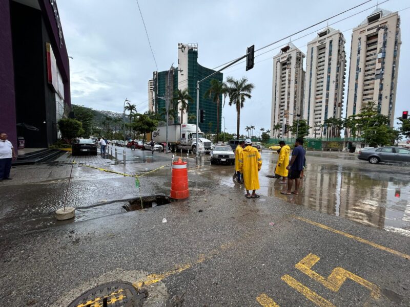 Lluvias provocan socavones en la Costera Miguel Alemán  