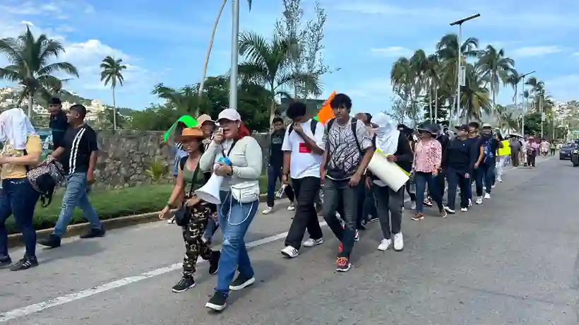 Estudiantes de nivel medio superior marchan a favor de la Reforma Judicial en Acapulco