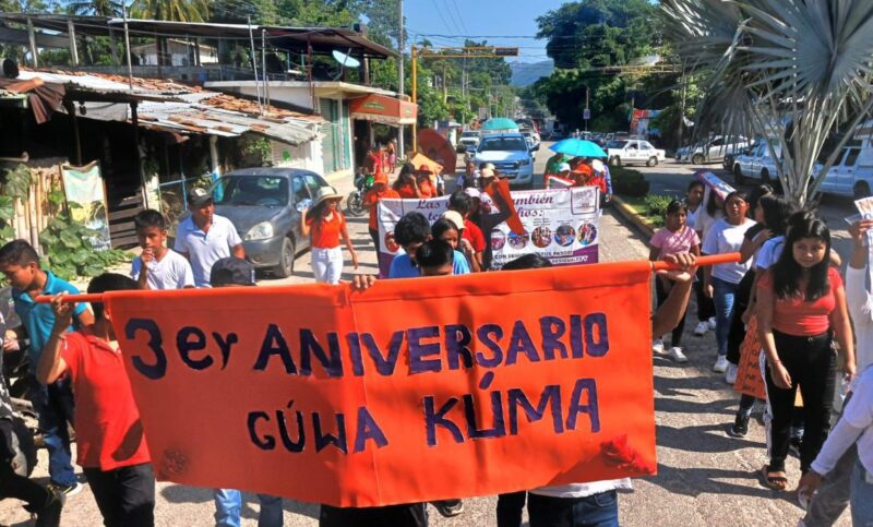 Protestan niñas y mujeres indígenas contra violencia de género en Ayutla