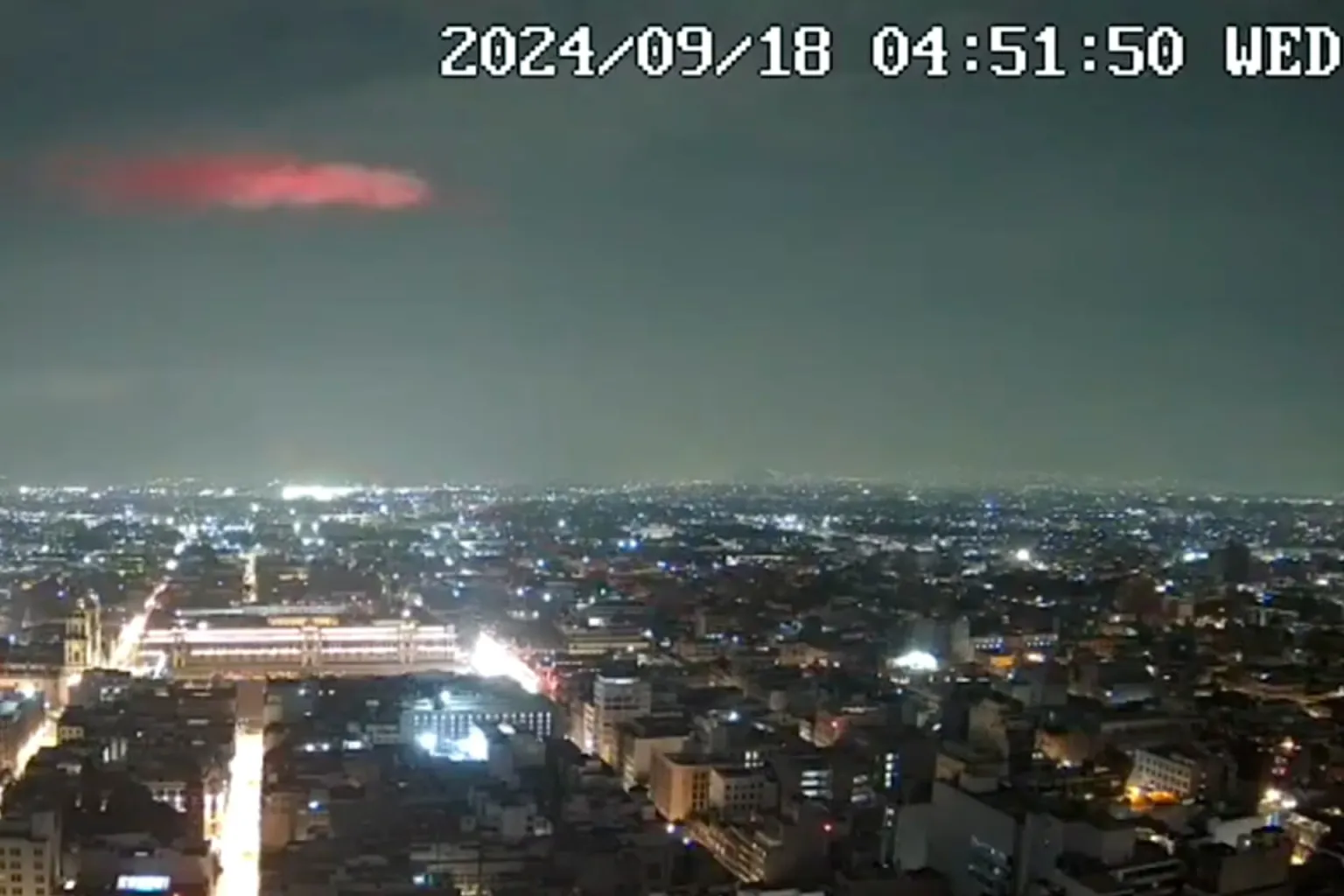 VIDEO: Captan extraño objeto luminoso volando cerca de la Torre Latinoamericana