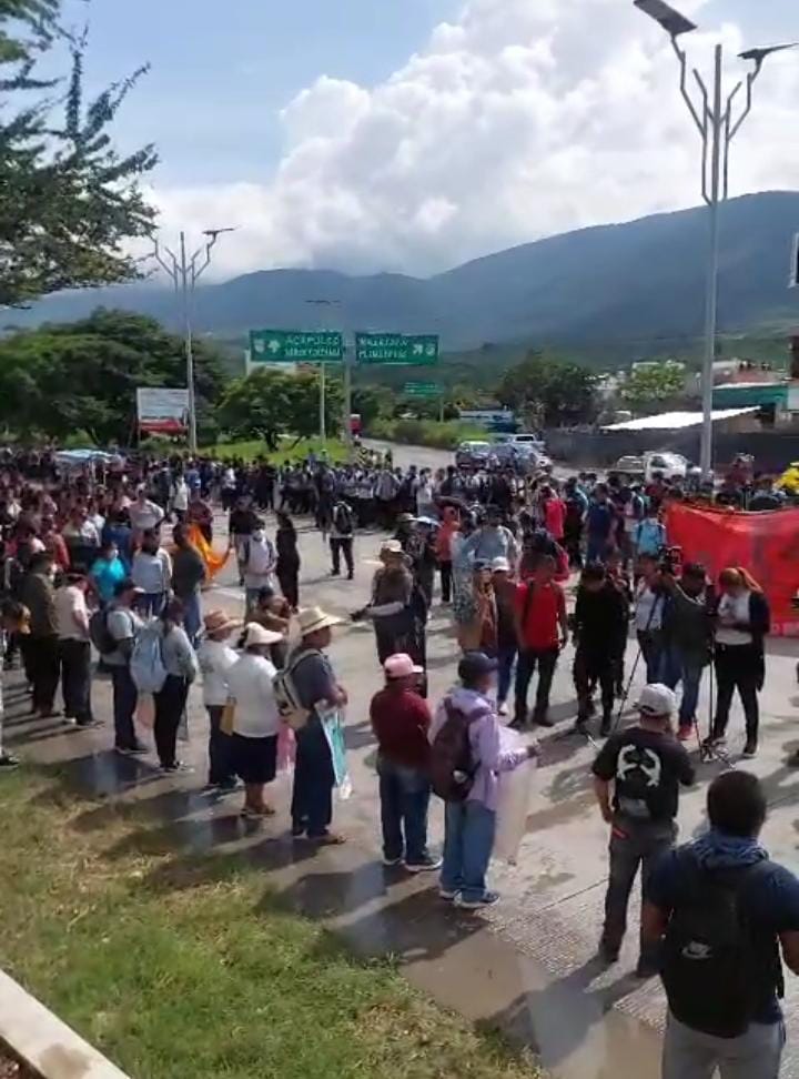 Retiran bloqueo padres de los 43 de la Autopista del Sol