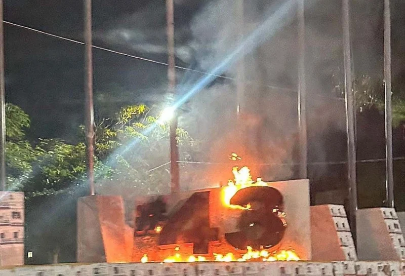 Incendian antimonumento a los 43 en Chilpancingo