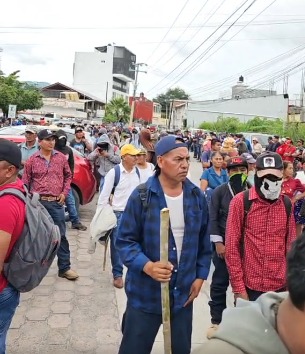 Protestan miembros de la Policía Comunitaria de Chilapa en la FGR de Guerrero