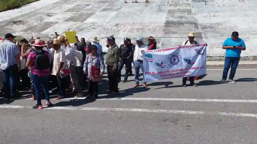 Protestan indígenas en la caseta de cobro de Palo Blanco