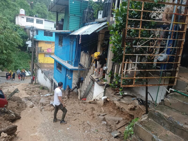 Rescatan Bomberos a familia por deslave en la Vicente Guerrero