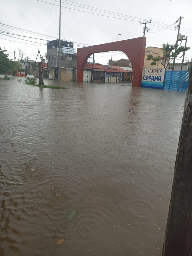 Reportan desbordamiento de canales y arroyos en municipios costeros