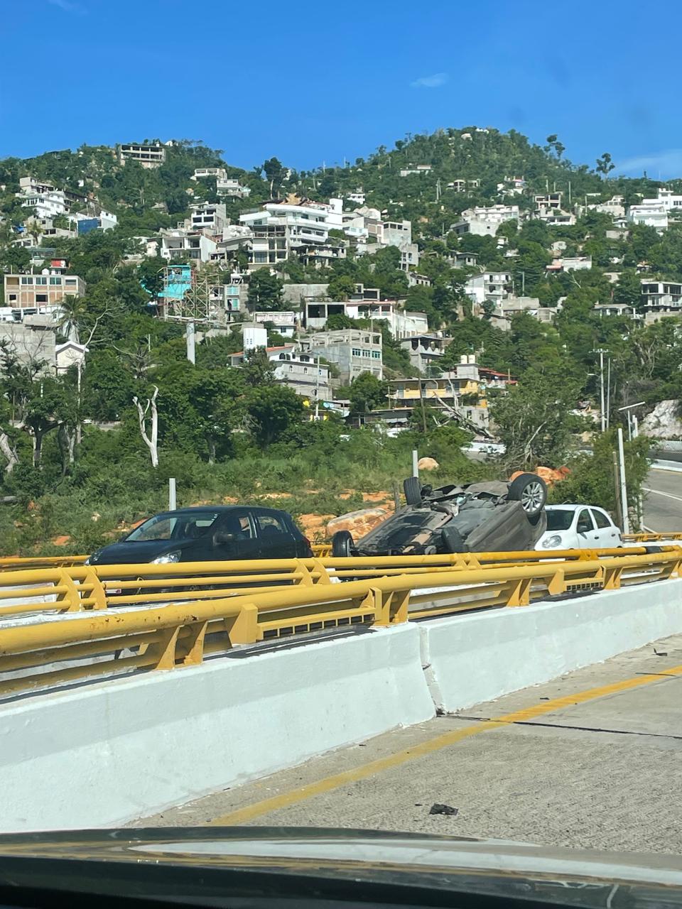 Vuelca vehículo en el puente de Puerto Marqués en Acapulco