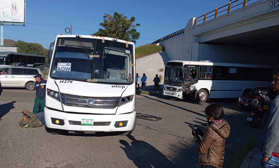 Choque entre transporte público y camión de personal deja dos heridos en Querétaro