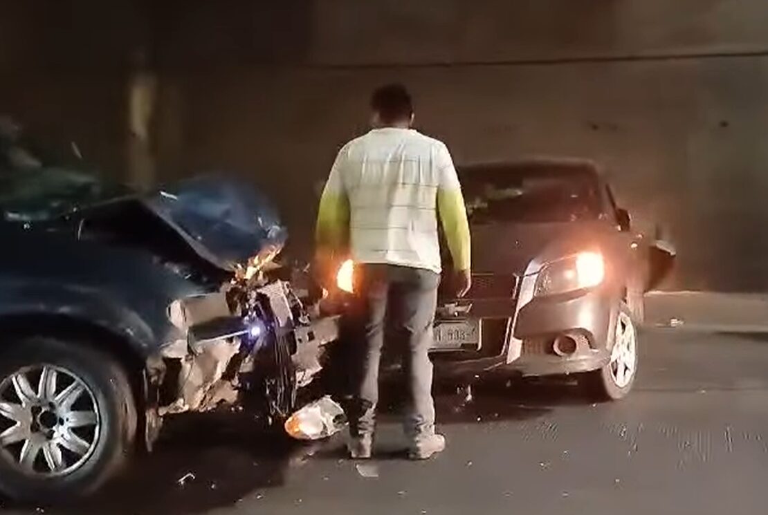 Choca camioneta contra un auto en el Maxitúnel de Acapulco