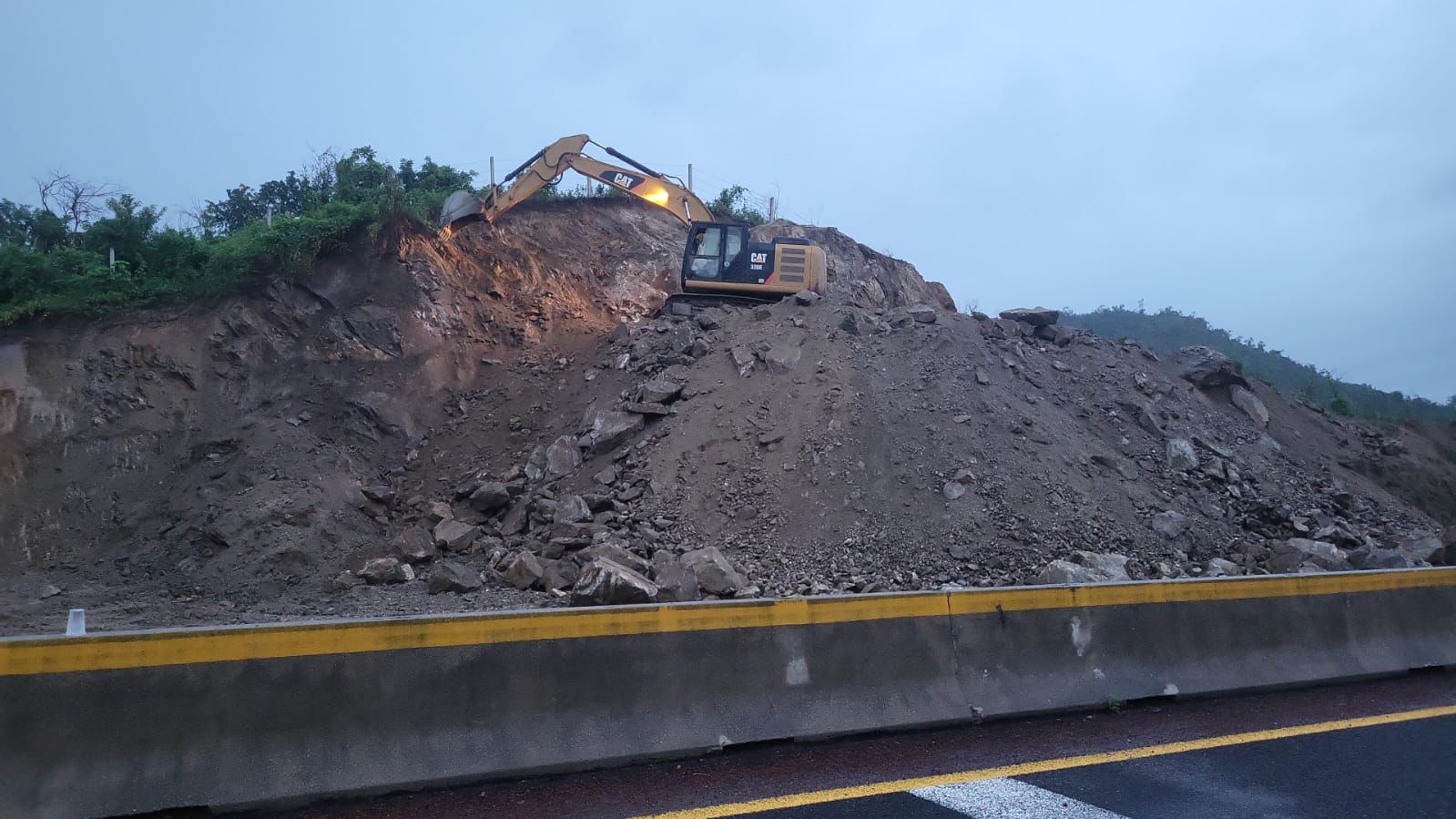 Agilizan trabajos para rehabilitar vialidades afectadas por John en Acapulco