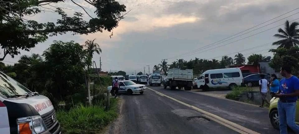 Bloquean la carretera Acapulco-Zihuatanejo; transportistas denuncian hostigamiento