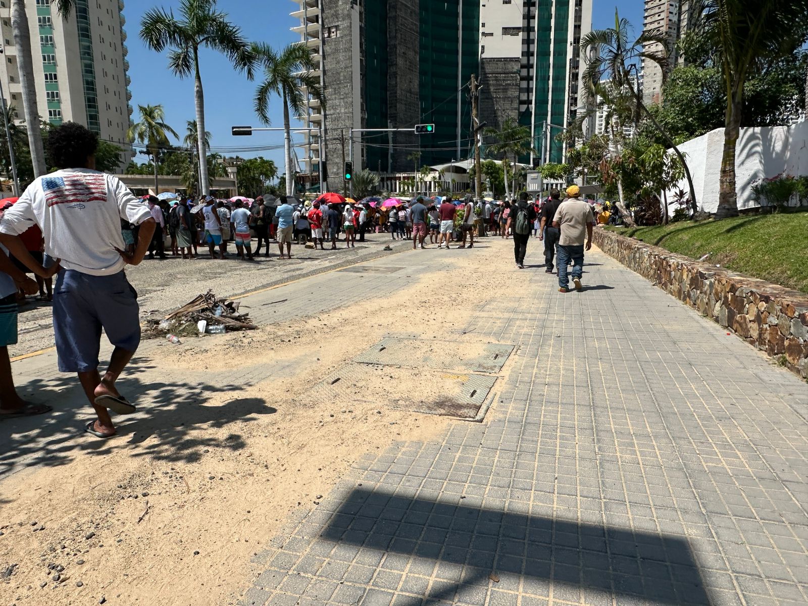 Habitantes de Puerto Marqués bloquean la Costera de Acapulco para exigir ser censados