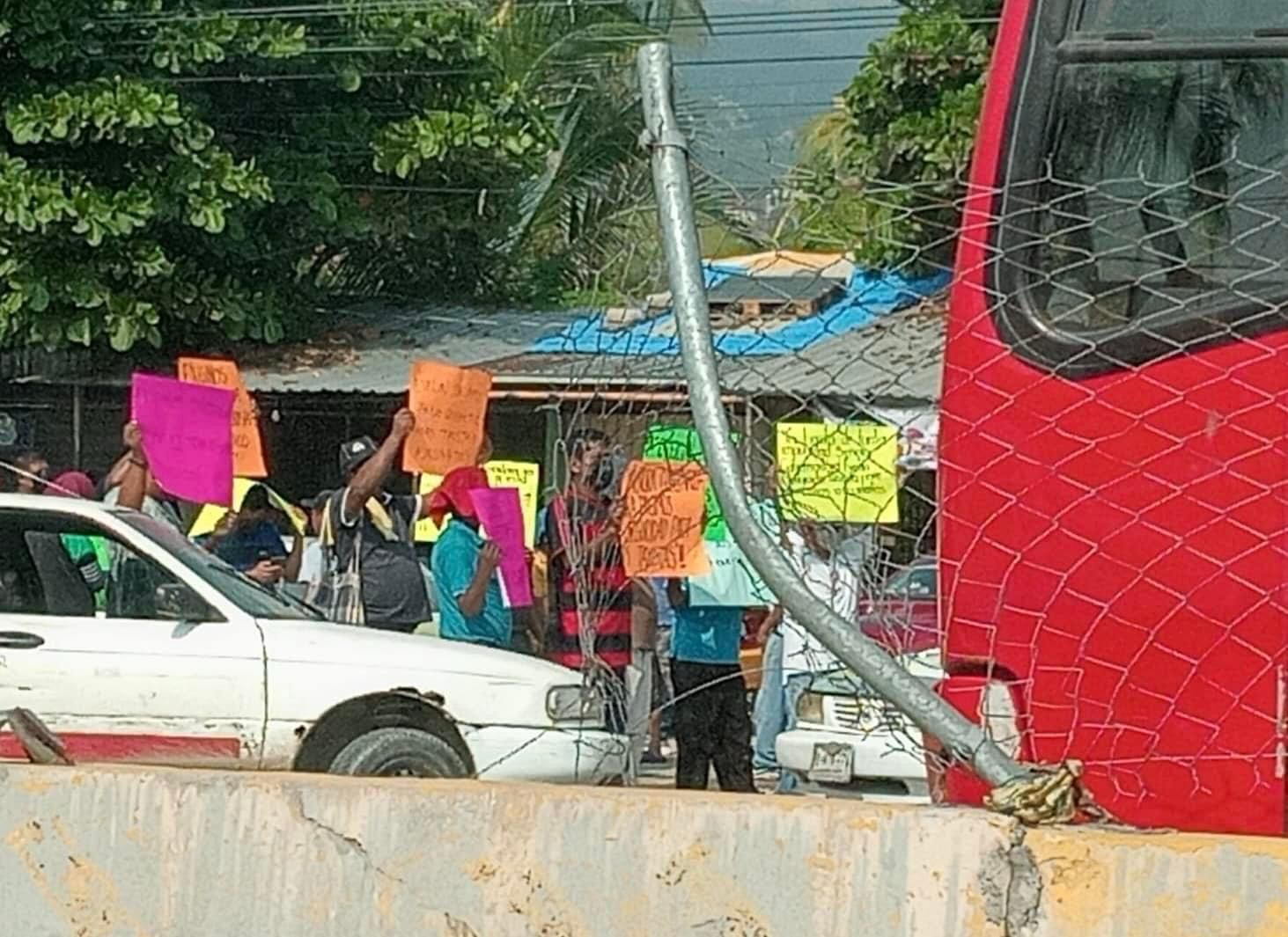 Taxistas bloquean el bulevar Vicente Guerrero en Acapulco para exigir seguridad