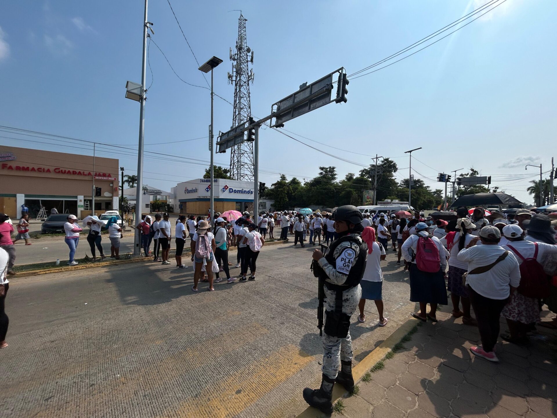 Bloquean bulevar de Las Naciones en Acapulco; prestadores de servicios exigen apoyos