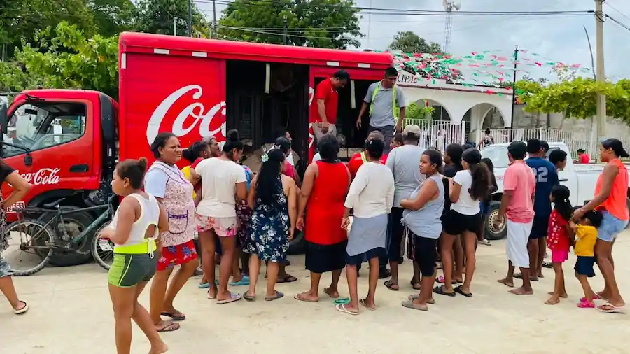 Intensifica Coca-Cola FEMSA ayuda en Guerrero y Oaxaca; entregan agua y despensas