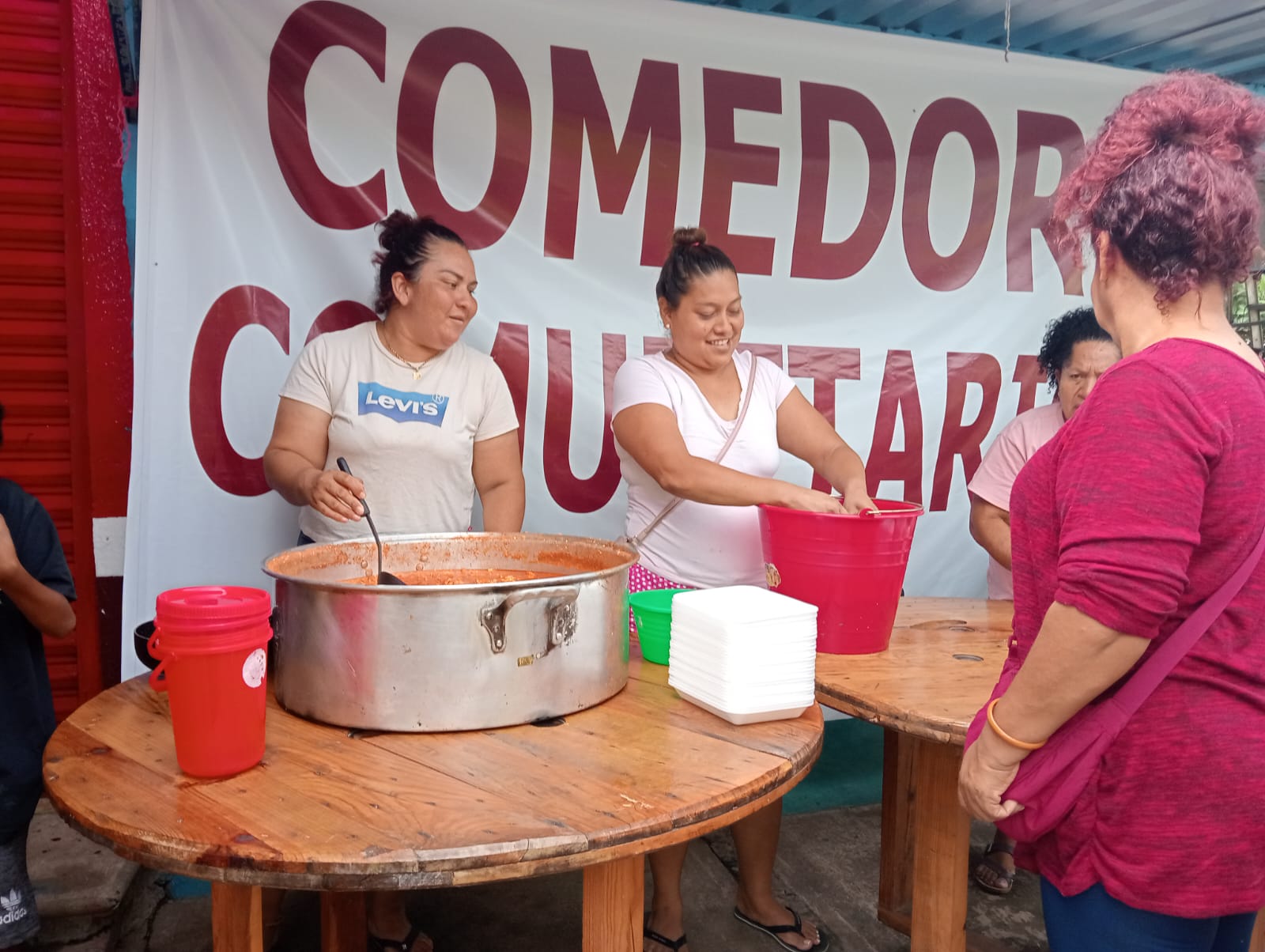 Entregan alimentos a familias afectadas por John en Acapulco