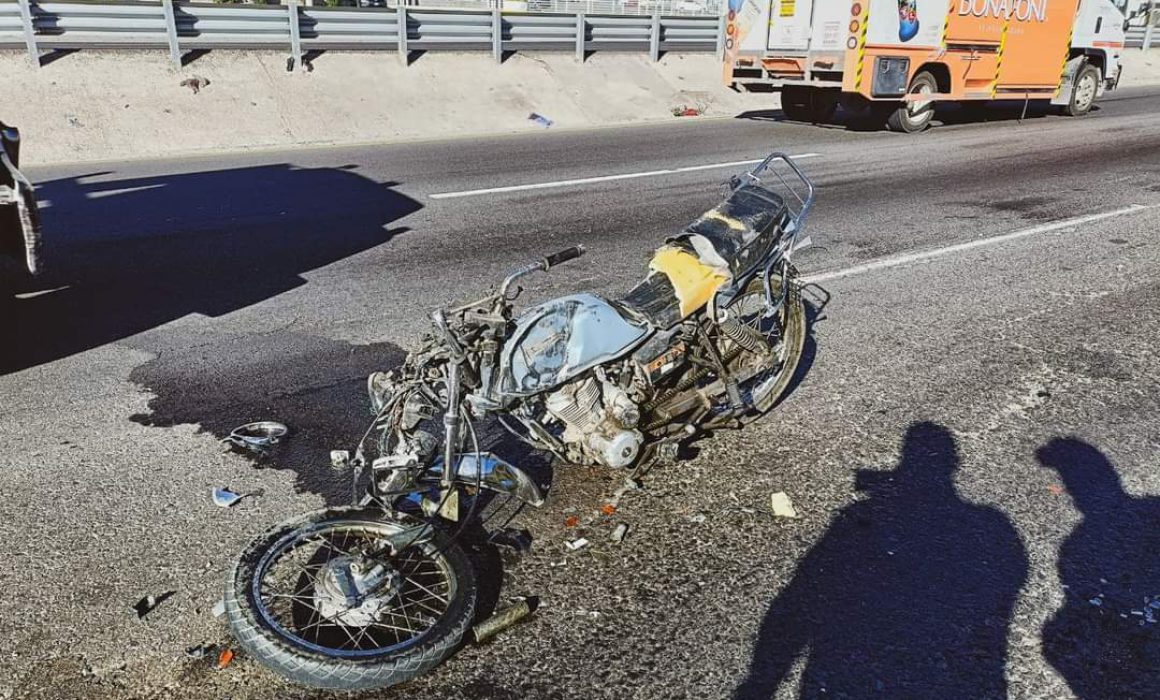 Tráiler embiste a motociclista en Querétaro