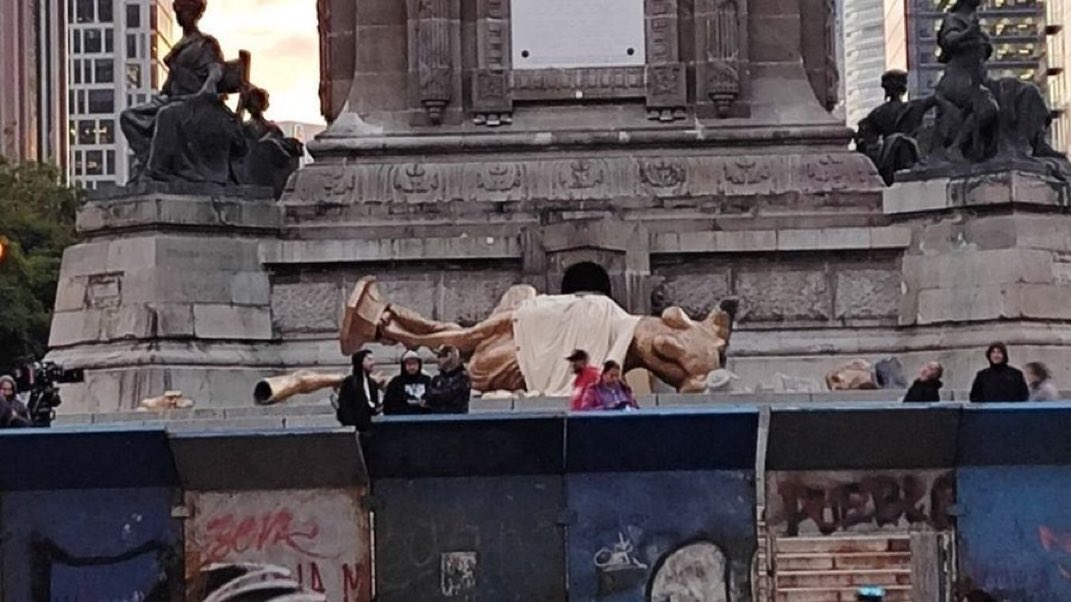 ‘Cae’ escultura que rodea del Ángel de la Independencia; era una filmación