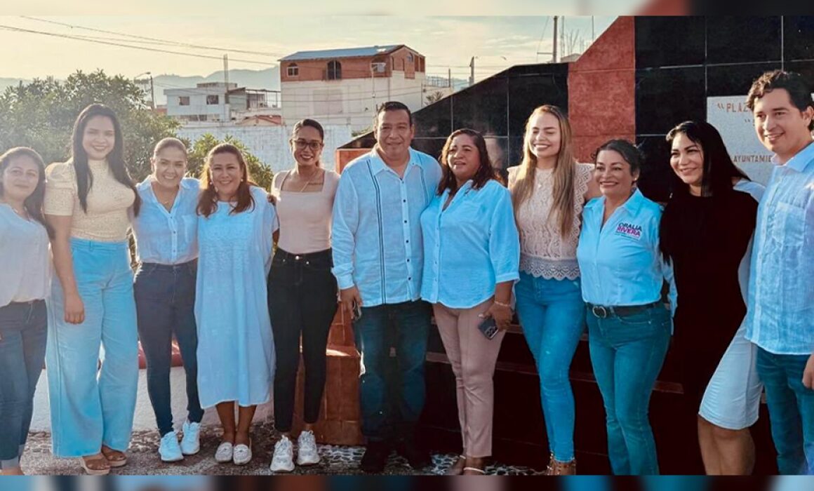 Funcionarios posan sonrientes en el memorial de las víctimas del huracán Paulina