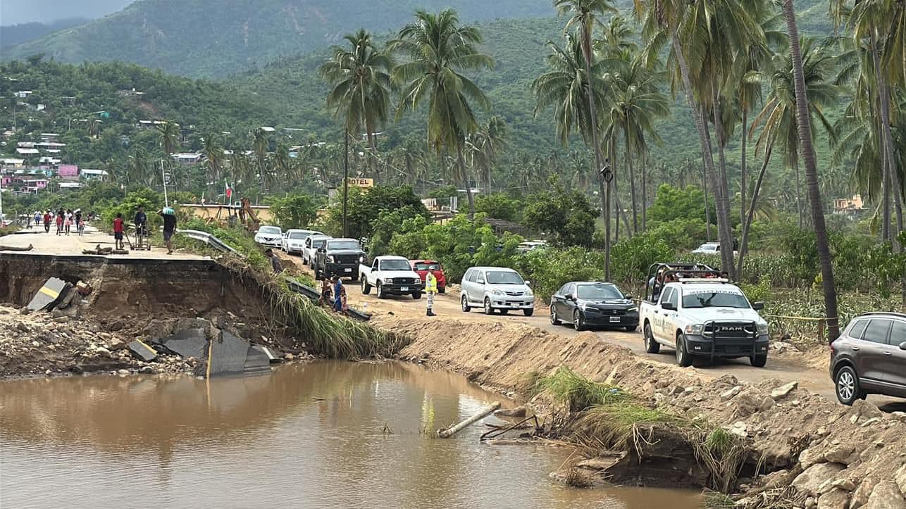 Habilitan paso vehicular de Coyuca de Benítez al resto de Costa Grande tras daños por John