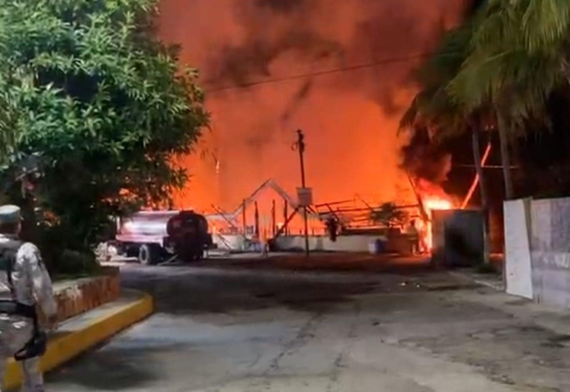 Incendio consume restaurante La Cabaña en Acapulco