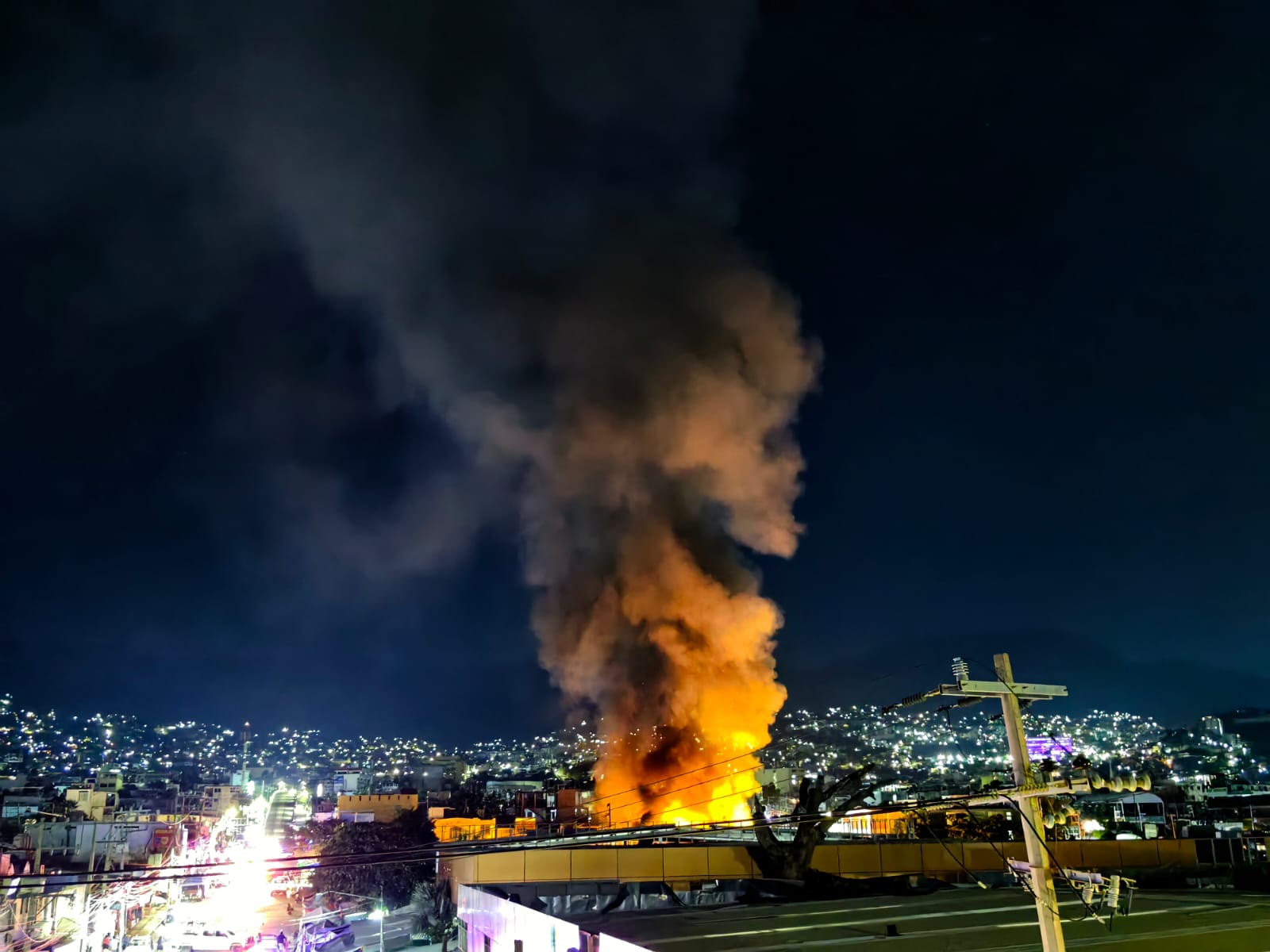 Incendio consume al menos 25 locales provisionales en el Mercado Central de Acapulco