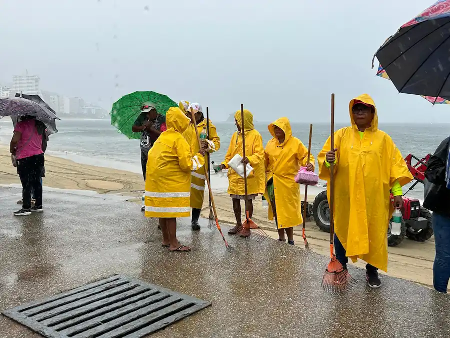 Arranca la jornada de limpieza de playas en Acapulco tras lluvias por John