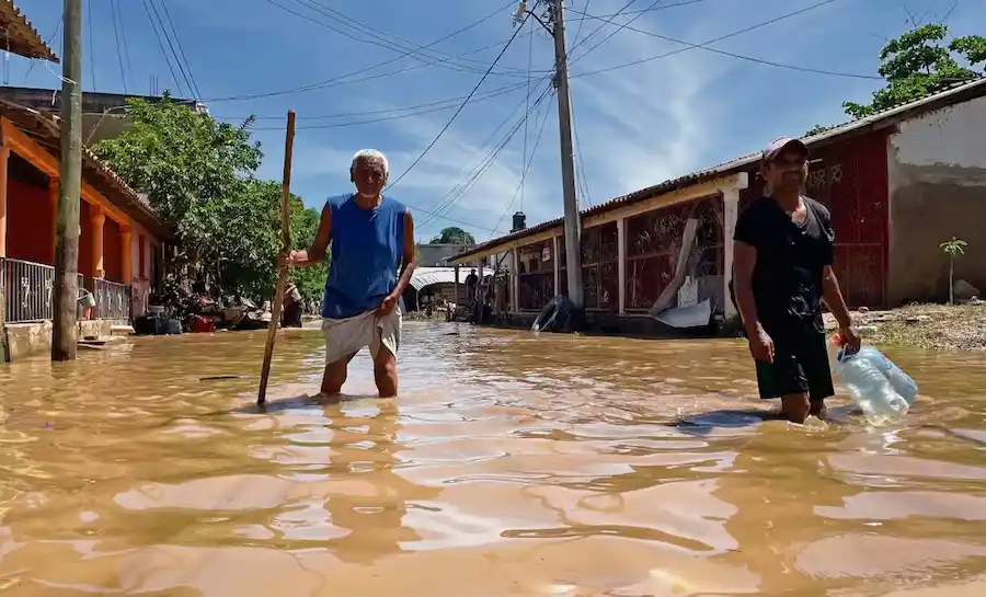 Entregará Gobierno de México 8 mil pesos de apoyo de limpieza a afectados por John