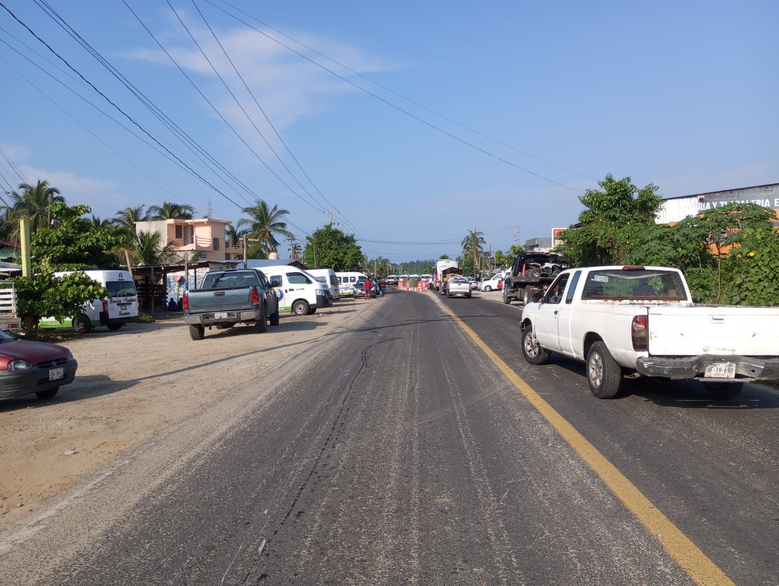 Atienden autoridades a transportistas que protestaban en la Acapulco-Zihuatanejo