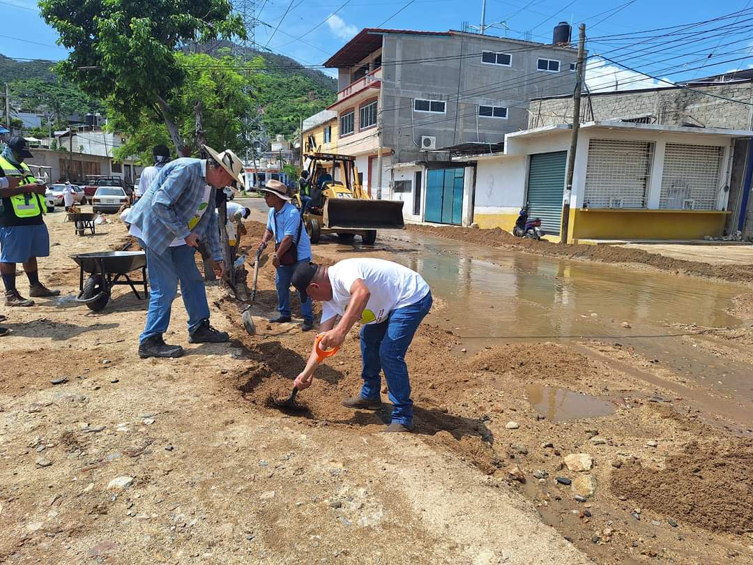 Realiza Gobierno de Guerrero labores de limpieza y entrega apoyo humanitario en Acapulco