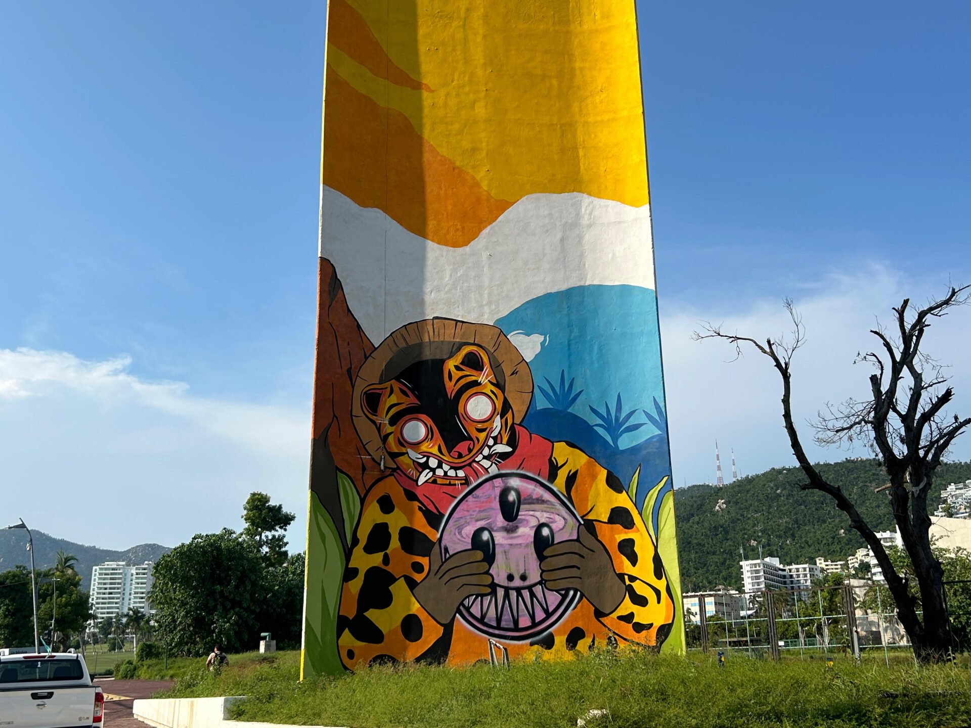 Grafitean el mural de “Los Tecuanes” en el Centro Internacional de Acapulco