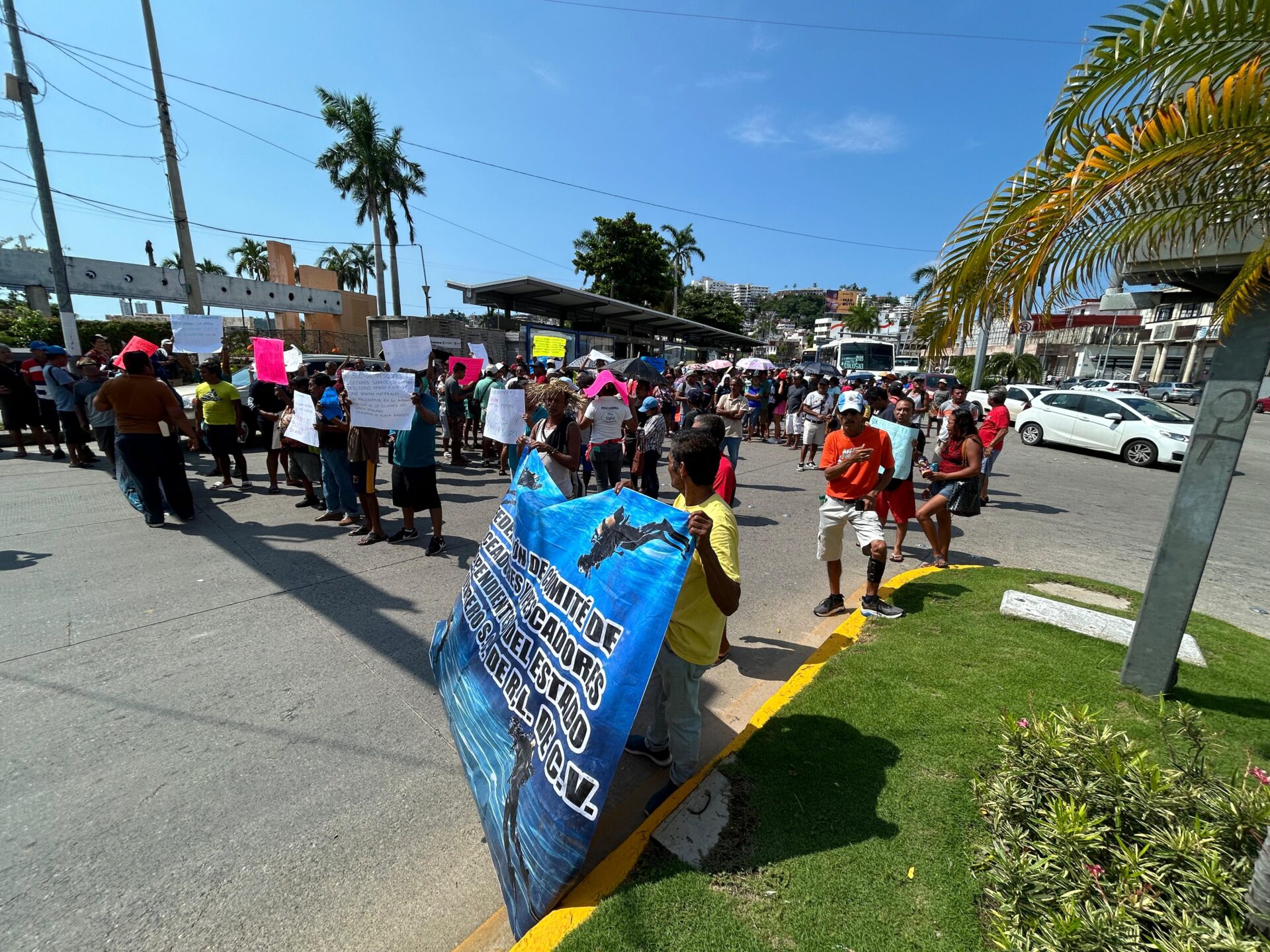 Pescadores y buzos bloquean la Costera de Acapulco; exigen apoyos tras el huracán John