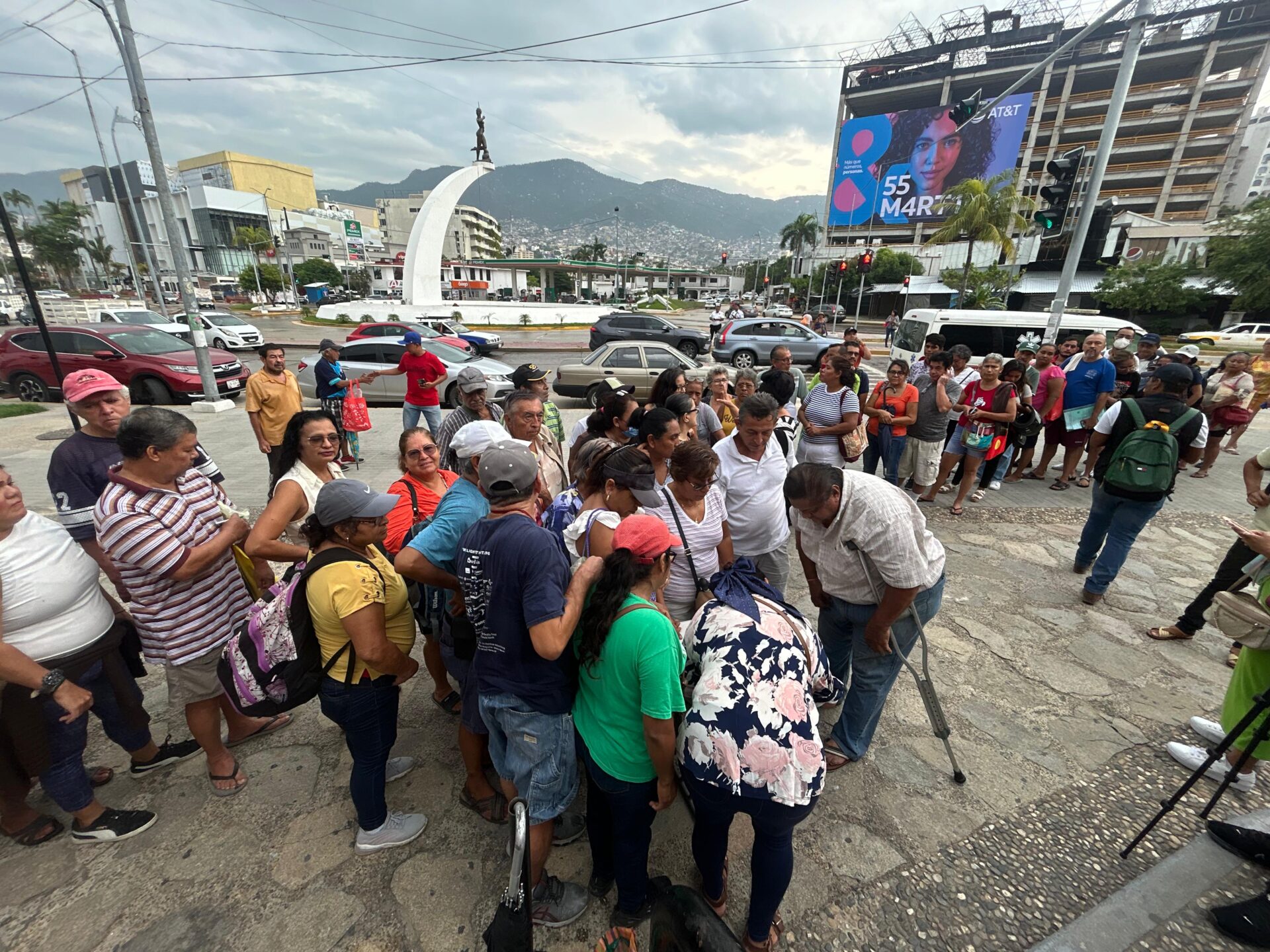 Damnificados por Otis piden apoyo a Claudia Sheinbaum en su visita a Acapulco