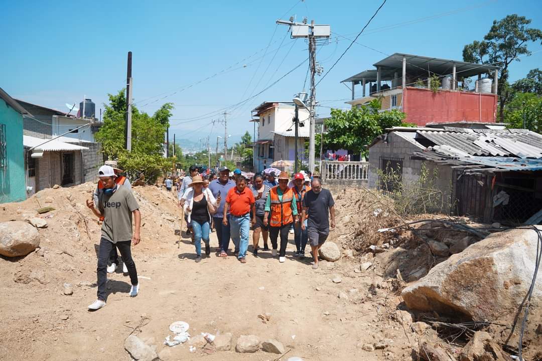 Recorre Abelina López colonias afectadas por John en Acapulco