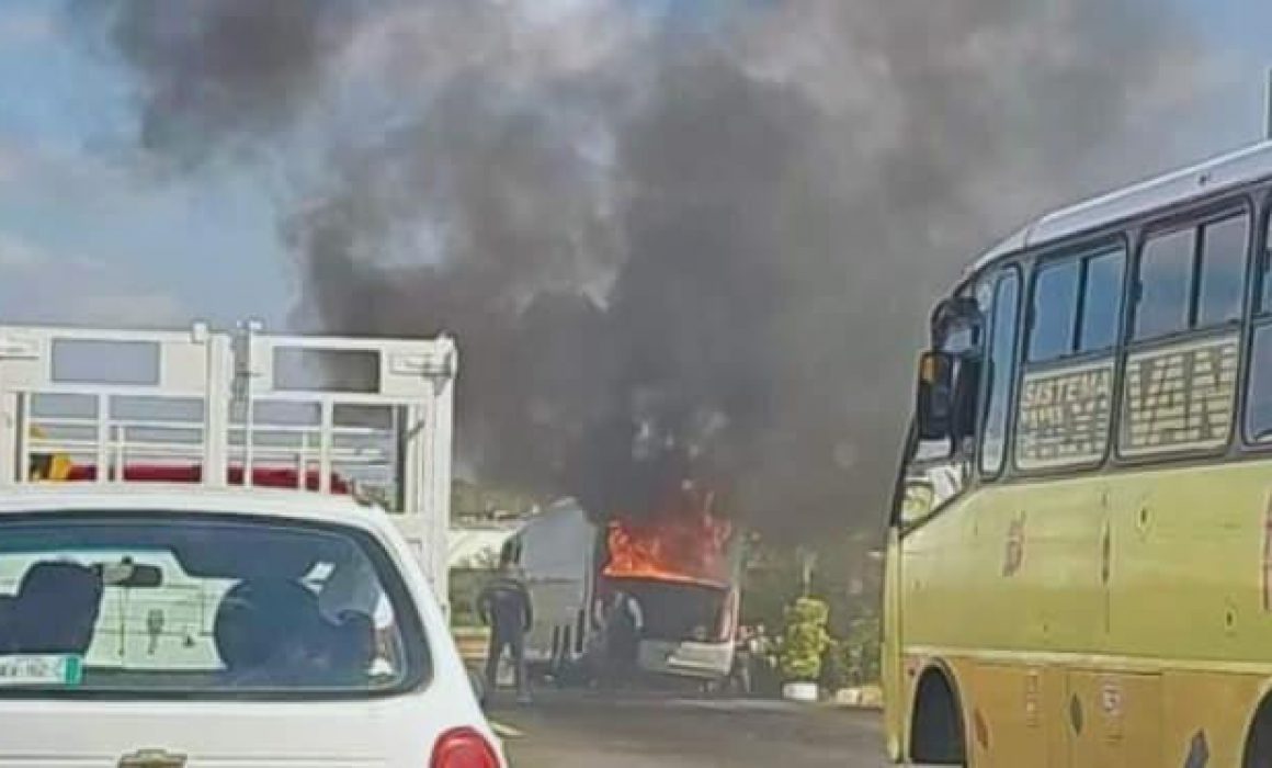 Se incendia autobús Flecha Roja en Tequisquiapan, Querétaro