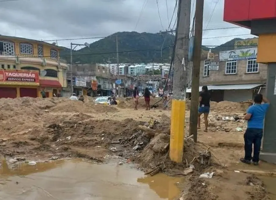 Urgen vecinos de El Coloso retirar tierra y lodo acumulada por huracán John