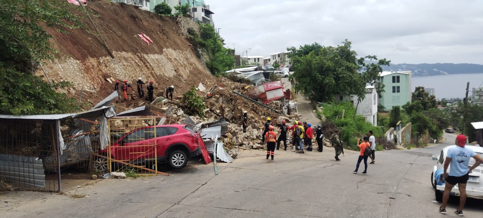 Rescatistas revisan zona colapsada de la  Infonavit Alta Progreso; buscan desaparecidos