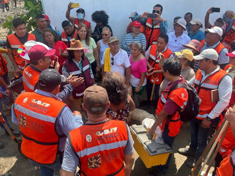 Dirige Abelina López jornada de limpieza en Campestre de la Laguna