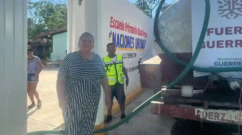 Garantizan agua potable en escuelas de Acapulco tras huracán John