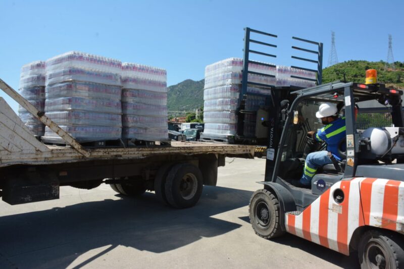 Recibe Guerrero 43 mil 200 botellas de agua del Grupo Modelo México