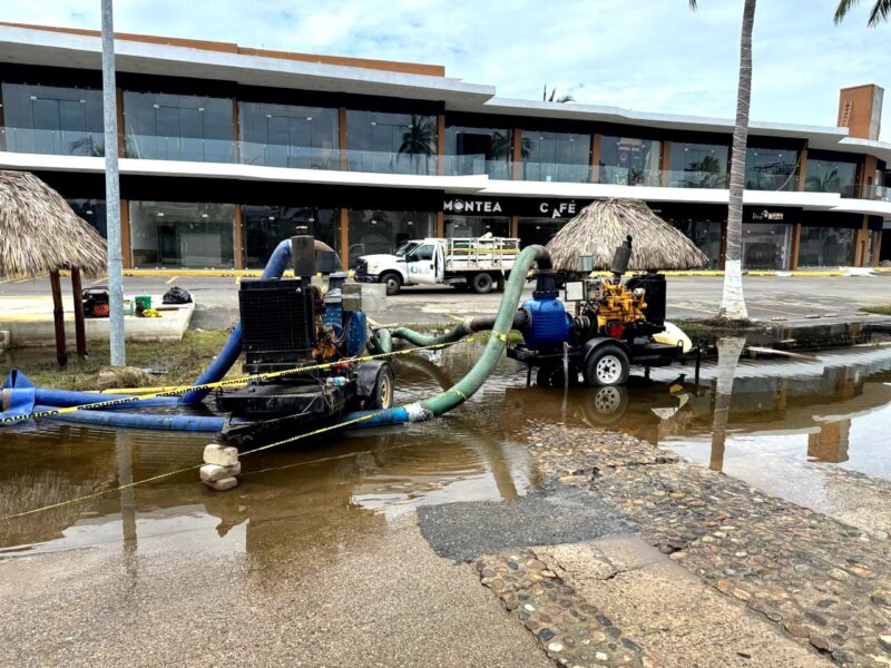 Continúa drenaje de agua pluvial en la zona Diamante de Acapulco