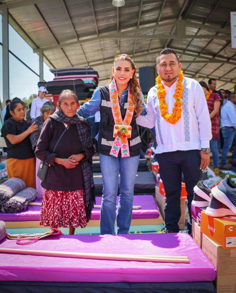 Continúa Evelyn Salgado entrega de apoyos por John en la Montaña