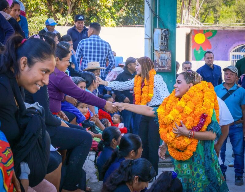 Lleva Evelyn Salgado apoyos y atención a la niñez de Ayahualtempa