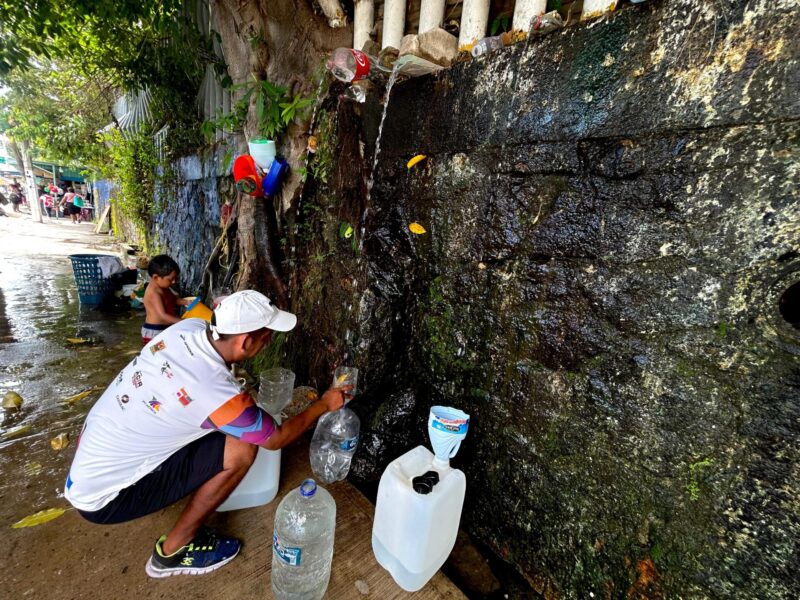 Buscan ciudadanos agua en las calles de Acapulco ante desabasto