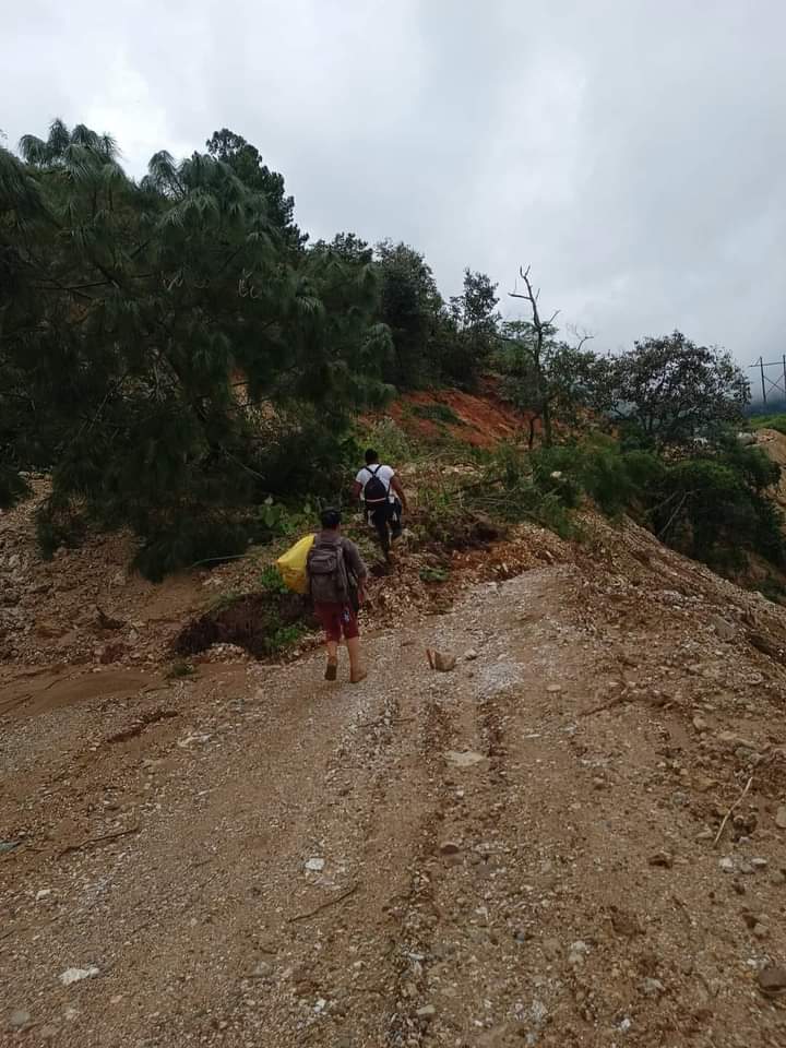 Permanecen intransitables al menos 200 caminos en Guerrero tras John