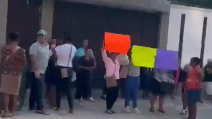 Protestan por servicios básicos frente a casa de alcaldesa de Acapulco